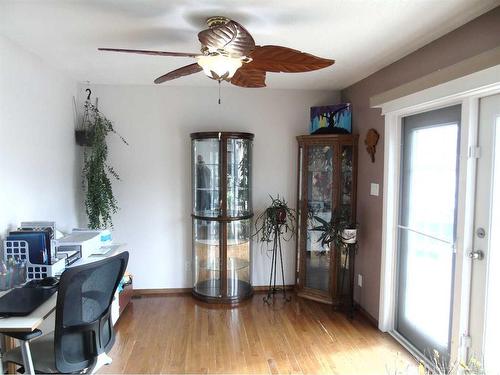 73 3 Street East, Drumheller, AB - Indoor Photo Showing Living Room