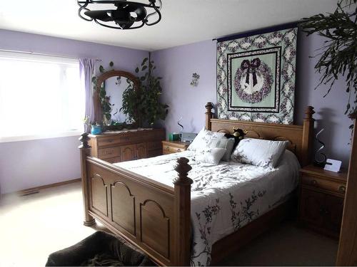 73 3 Street East, Drumheller, AB - Indoor Photo Showing Bathroom