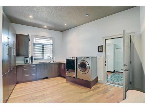 223 2 Avenue, Drumheller, AB - Indoor Photo Showing Laundry Room