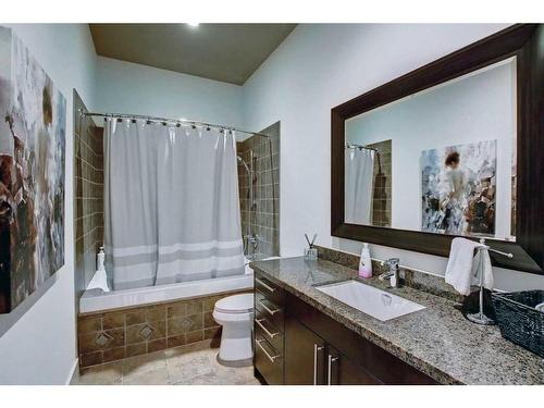 223 2 Avenue, Drumheller, AB - Indoor Photo Showing Bathroom