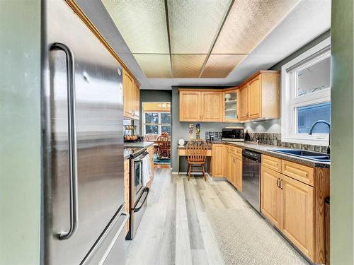 307 3 Street West, Brooks, AB - Indoor Photo Showing Kitchen