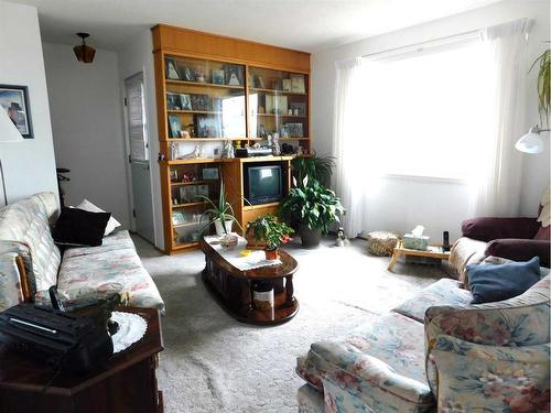 373 1 Street East, Tilley, AB - Indoor Photo Showing Living Room