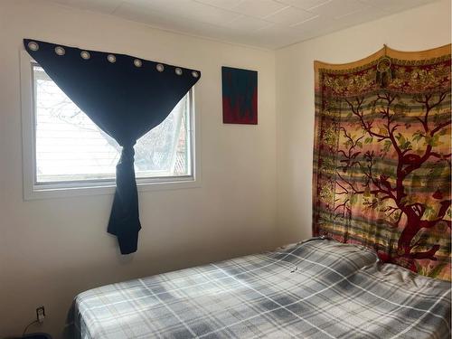 97 Villa Street, Drumheller, AB - Indoor Photo Showing Bedroom