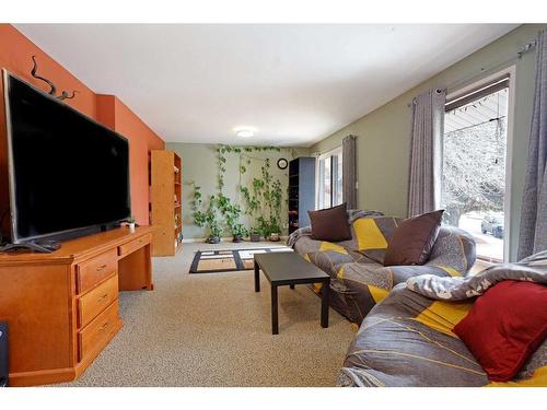7 Douglas Court West, Brooks, AB - Indoor Photo Showing Living Room