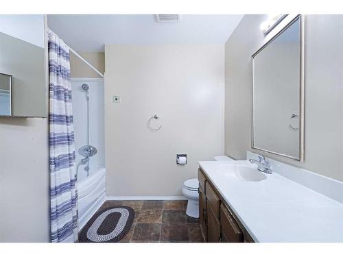 7 Douglas Court West, Brooks, AB - Indoor Photo Showing Bathroom