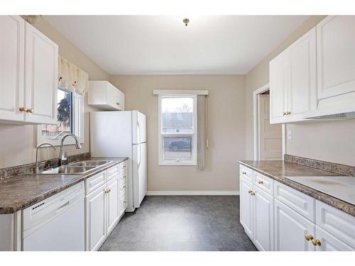 404 3 Street West, Brooks, AB - Indoor Photo Showing Kitchen With Double Sink