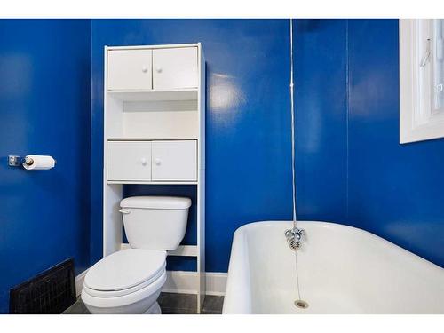 404 3 Street West, Brooks, AB - Indoor Photo Showing Bathroom