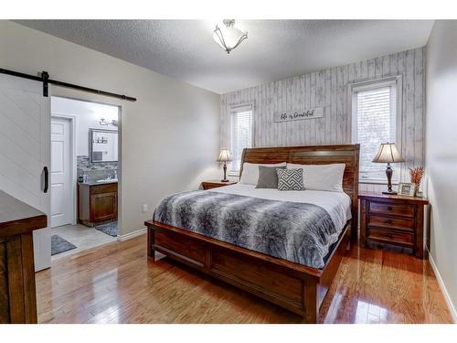 614 1 Street Sw, Drumheller, AB - Indoor Photo Showing Bedroom