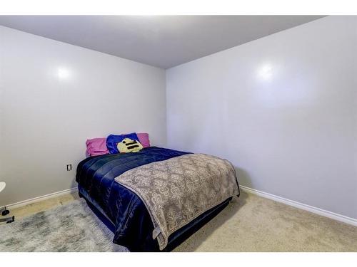 614 1 Street Sw, Drumheller, AB - Indoor Photo Showing Bedroom