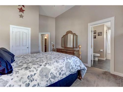 610 Greene Close, Drumheller, AB - Indoor Photo Showing Bedroom