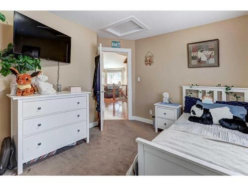 610 Greene Close, Drumheller, AB - Indoor Photo Showing Bedroom