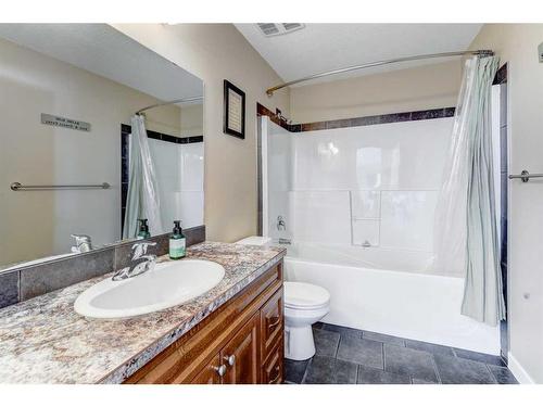 610 Greene Close, Drumheller, AB - Indoor Photo Showing Bathroom