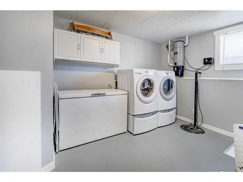 610 Greene Close, Drumheller, AB - Indoor Photo Showing Laundry Room