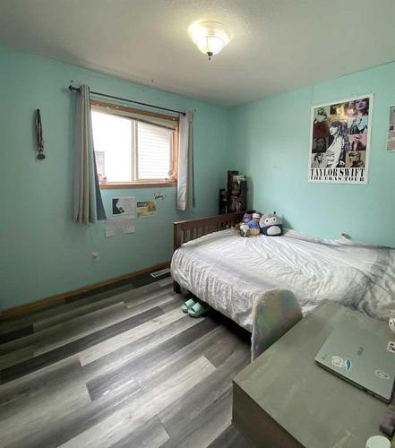 328 14 Street East, Brooks, AB - Indoor Photo Showing Bedroom