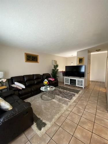 159 Greenbrook Drive East, Brooks, AB - Indoor Photo Showing Living Room