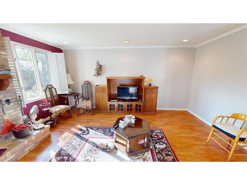 525 8 Avenue, Bassano, AB - Indoor Photo Showing Living Room