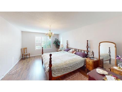 525 8 Avenue, Bassano, AB - Indoor Photo Showing Bedroom