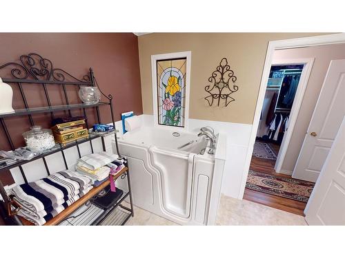 525 8 Avenue, Bassano, AB - Indoor Photo Showing Laundry Room