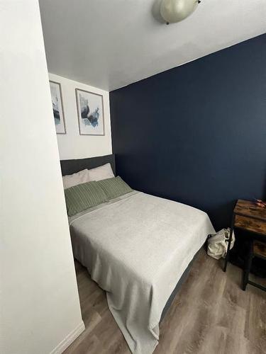 1230 2 Avenue West, Drumheller, AB - Indoor Photo Showing Bedroom