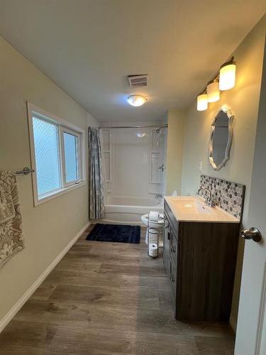 1230 2 Avenue West, Drumheller, AB - Indoor Photo Showing Bathroom