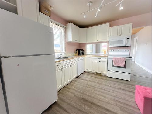 504 1A Avenue East, Brooks, AB - Indoor Photo Showing Kitchen With Double Sink