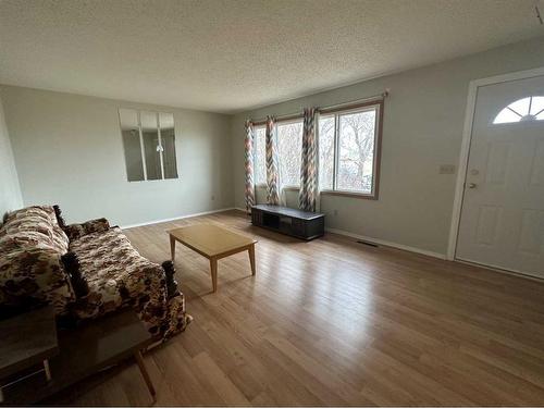 407 1 Avenue East, Oyen, AB - Indoor Photo Showing Living Room