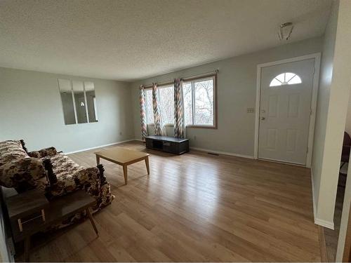 407 1 Avenue East, Oyen, AB - Indoor Photo Showing Living Room