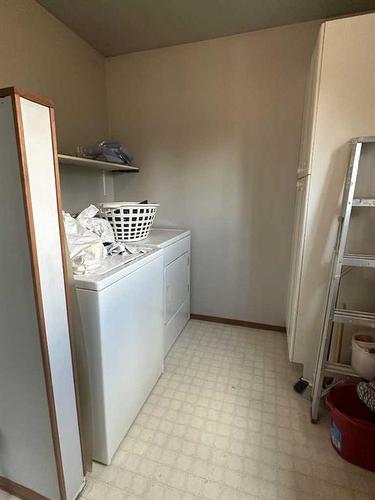 202 3 Avenue East, Hanna, AB - Indoor Photo Showing Laundry Room
