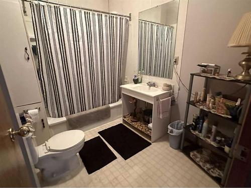 202 3 Avenue East, Hanna, AB - Indoor Photo Showing Bathroom