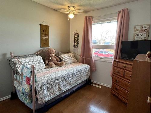 9 Spruce Drive, Drumheller, AB - Indoor Photo Showing Bedroom
