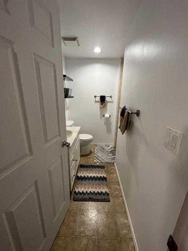 9 Spruce Drive, Drumheller, AB - Indoor Photo Showing Bathroom