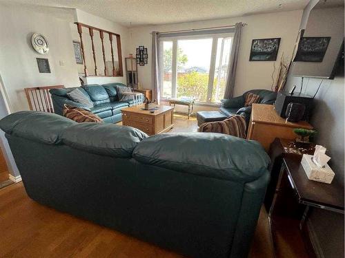 9 Spruce Drive, Drumheller, AB - Indoor Photo Showing Living Room