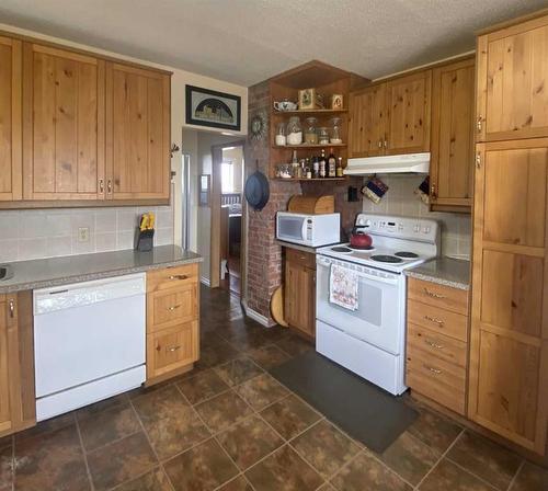 171080 Hwy 875, Rural Newell, County Of, AB - Indoor Photo Showing Kitchen