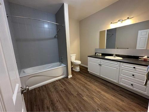 414 Centre Street, Hanna, AB - Indoor Photo Showing Bathroom