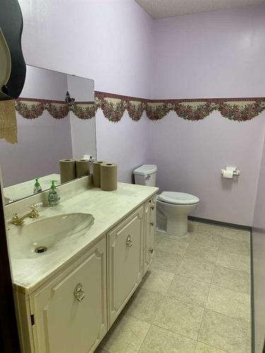 414 Centre Street, Hanna, AB - Indoor Photo Showing Bathroom