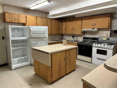 414 Centre Street, Hanna, AB - Indoor Photo Showing Kitchen