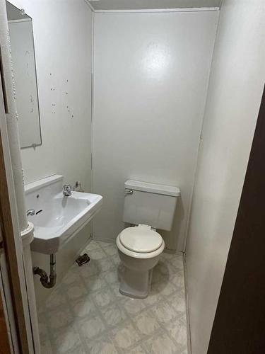 414 Centre Street, Hanna, AB - Indoor Photo Showing Bathroom