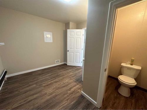 414 Centre Street, Hanna, AB - Indoor Photo Showing Bathroom