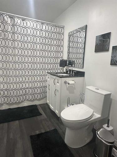313 2 Avenue West, Hanna, AB - Indoor Photo Showing Bathroom