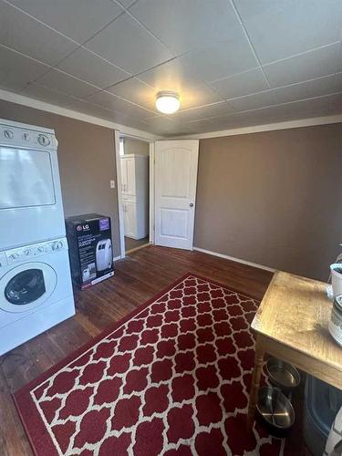 313 2 Avenue West, Hanna, AB - Indoor Photo Showing Laundry Room
