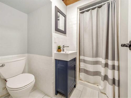202 Corvette Crescent South, Lethbridge, AB - Indoor Photo Showing Bathroom