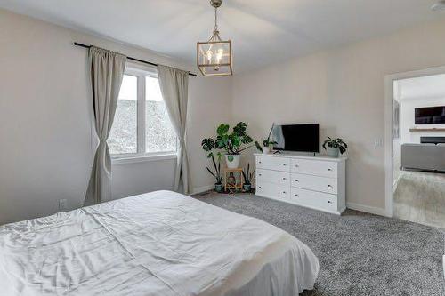 149 10 Avenue Se, Drumheller, AB - Indoor Photo Showing Bedroom