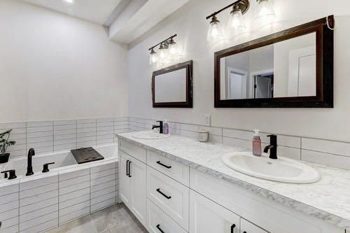 149 10 Avenue Se, Drumheller, AB - Indoor Photo Showing Bathroom