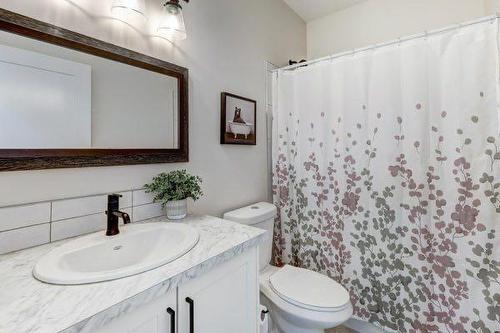 149 10 Avenue Se, Drumheller, AB - Indoor Photo Showing Bathroom