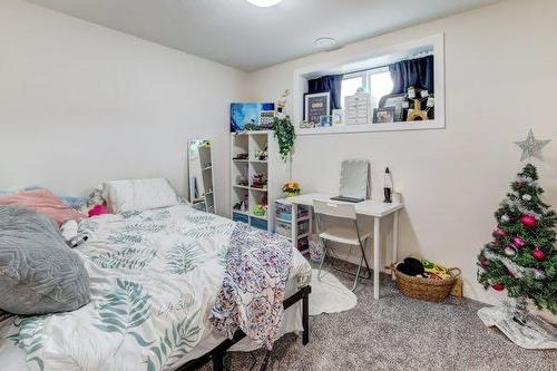 149 10 Avenue Se, Drumheller, AB - Indoor Photo Showing Bedroom