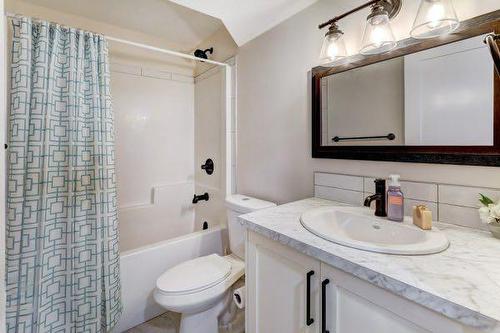 149 10 Avenue Se, Drumheller, AB - Indoor Photo Showing Bathroom