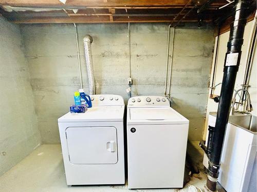 406 2 Avenue East, Oyen, AB - Indoor Photo Showing Laundry Room