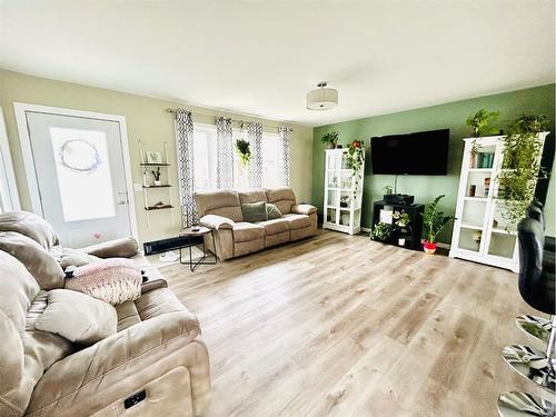 406 2 Avenue East, Oyen, AB - Indoor Photo Showing Living Room