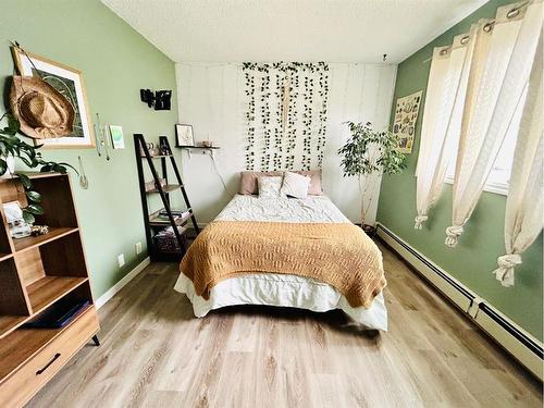 406 2 Avenue East, Oyen, AB - Indoor Photo Showing Bedroom