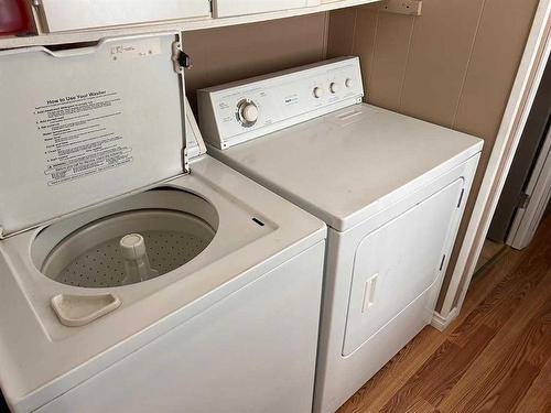 220 1 Avenue Se, Youngstown, AB - Indoor Photo Showing Laundry Room